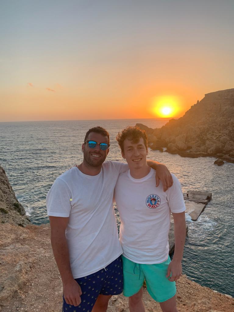 Oscar Gimenez con amigos de viaje en Malta