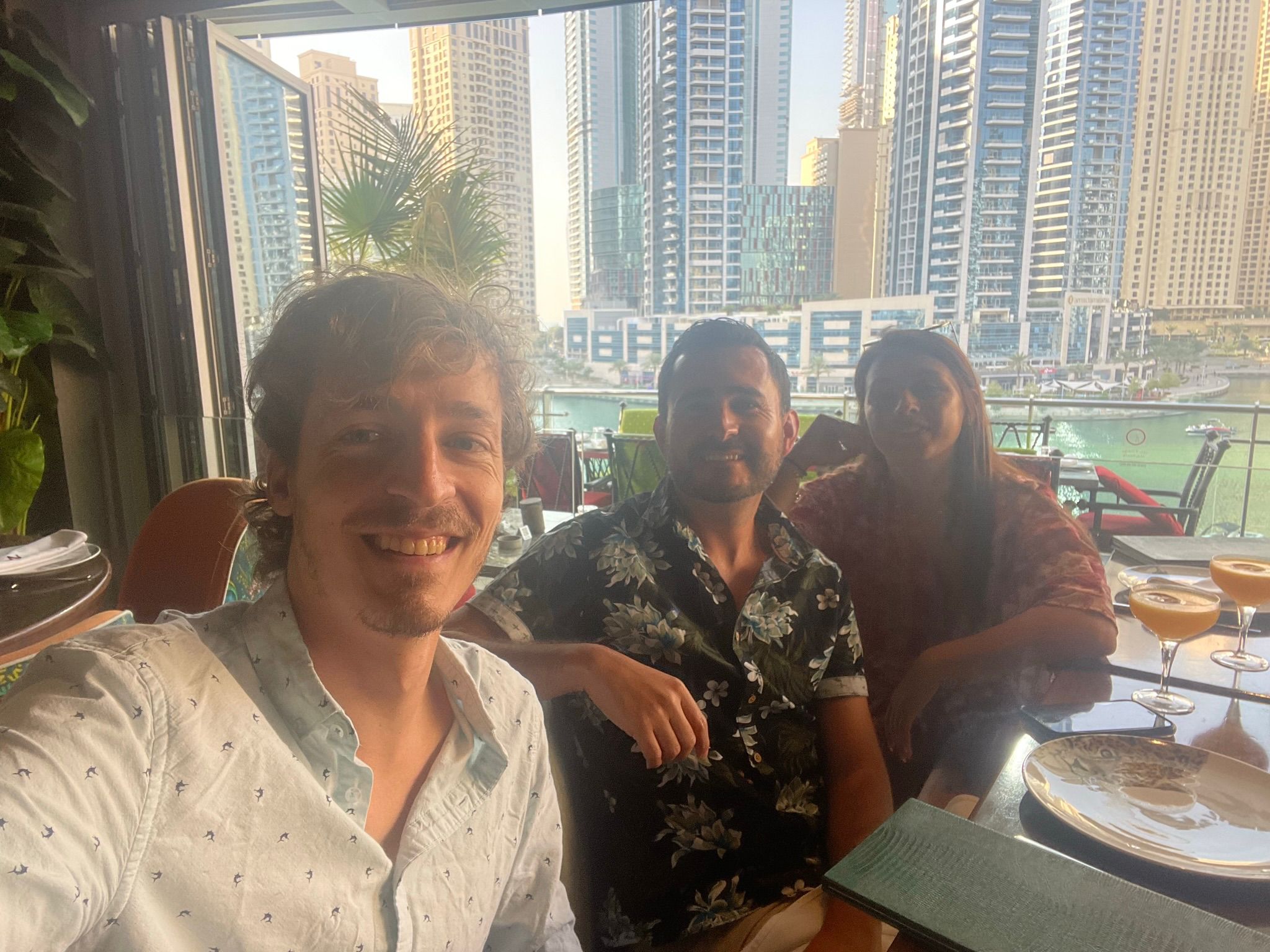 Oscar Gimenez con amigos en Dubai - Viajes en grupo Mastebali