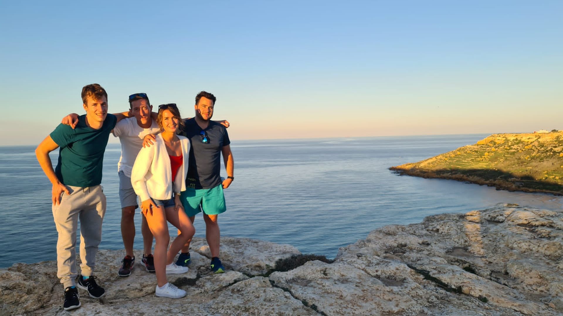 Oscar Gimenez con amigos de viaje en Malta