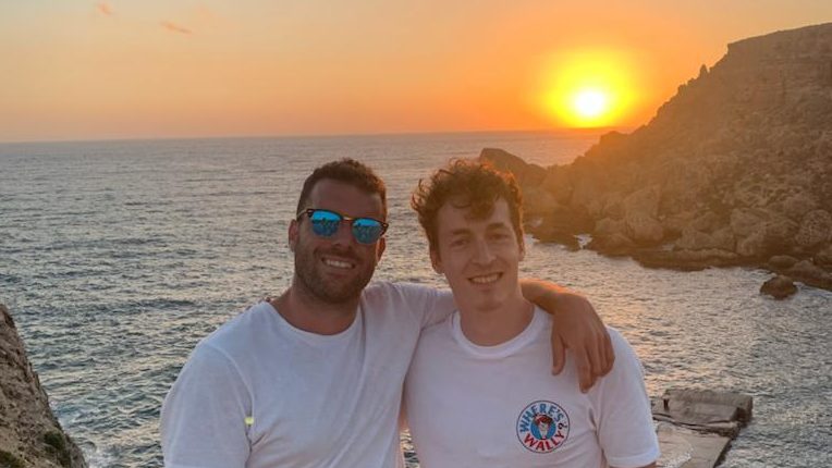 Oscar Gimenez con amigos de viaje en Malta